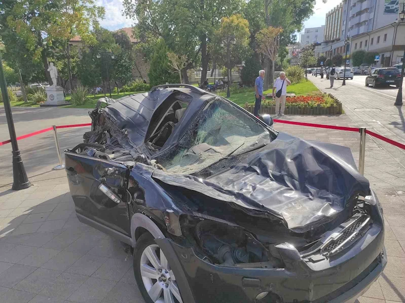 15 TEMMUZ GECESİ TANKIN EZDİĞİ OTOMOBİL TEKİRDAĞ’DA SERGİLENİYOR