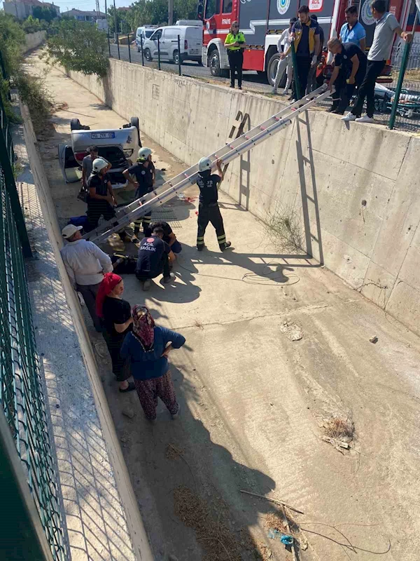 ŞARKÖY’DE KONTROLDEN ÇIKAN OTOMOBİL DEREYE UÇTU