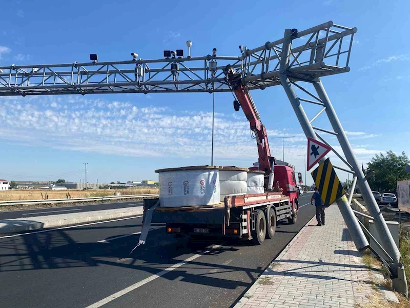 MURATLI’DA VİNÇ OTOYOL PLAKA TANIMA SİTEMİ DİREĞİNE ÇARPTI