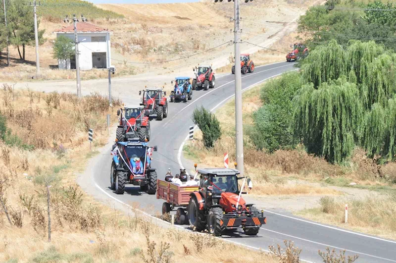 GELİN ARABASI TRAKTÖR OLDU: KONVOYA 50 TRAKTÖR KATILDI
