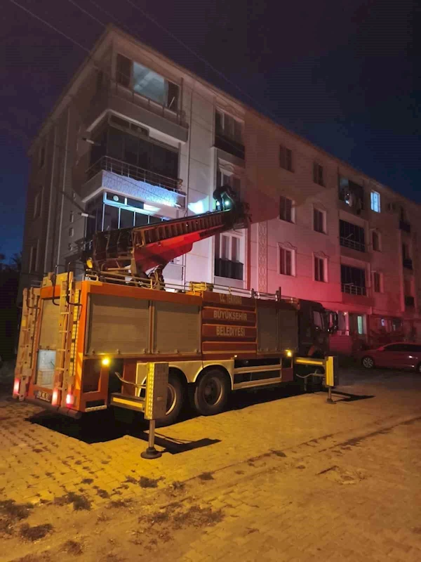 PENCEREYE SIKIŞAN KUŞ İÇİN İTFAİYE SEFERBER OLDU