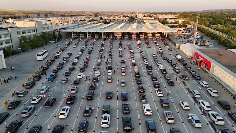GURBETÇİLERİN BİNLERCE KİLOMETRELİK SILA YOLCULUĞU KAPIKULE’DE SON BULUYOR