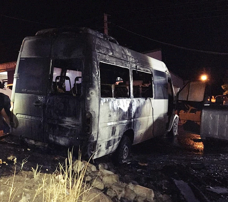 ÇORLU’DA PARK HALİNDEKİ İKİ MİNİBÜS ALEV TOPUNA DÖNDÜ