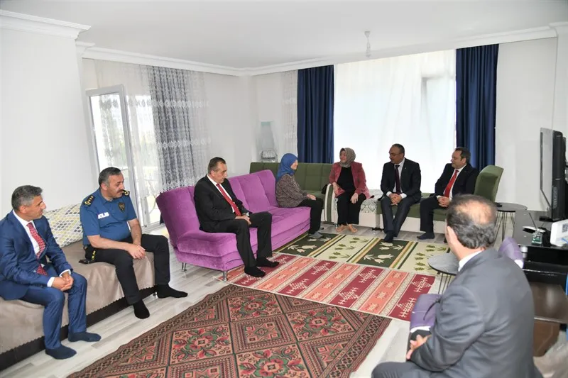 VALİ SOYTÜRK ŞEHİT AİLESİ’Nİ ZİYARET ETTİ