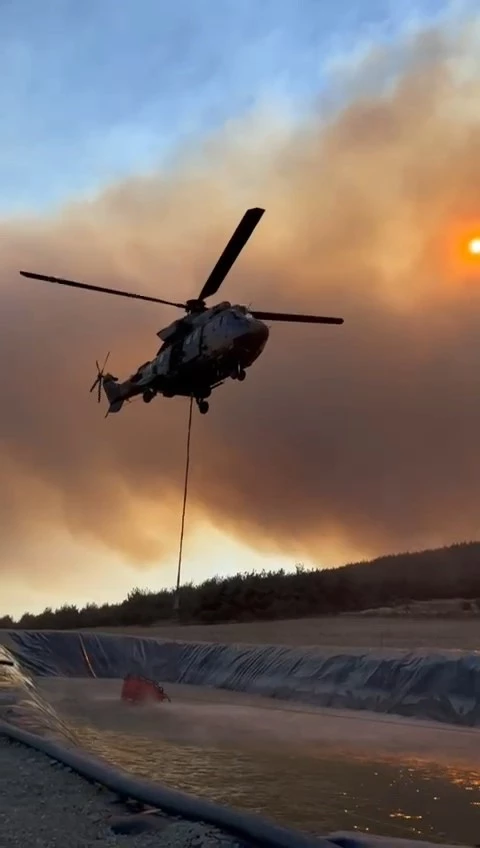 ŞARKÖY’DE ZAMANLA YARIŞ: HELİKOPTERLER YANGINLA MÜCADELEDE SUYU HAVUZDAN ALIYOR