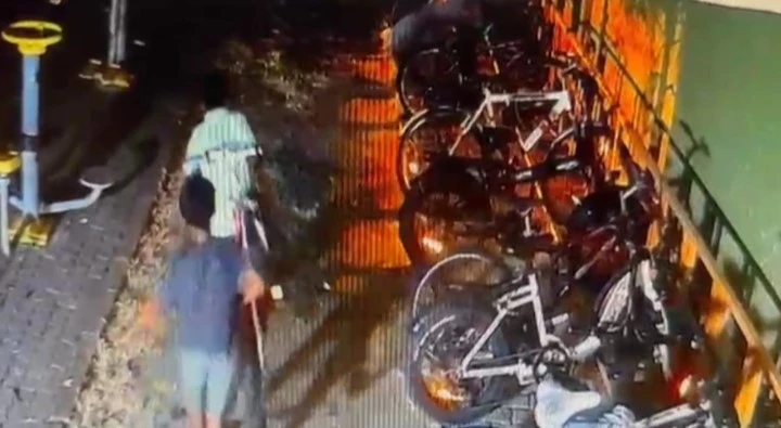 BAHÇEDEKİ 4 BİSİKLETİ SANİYELER İÇİNDE ÇALDILAR