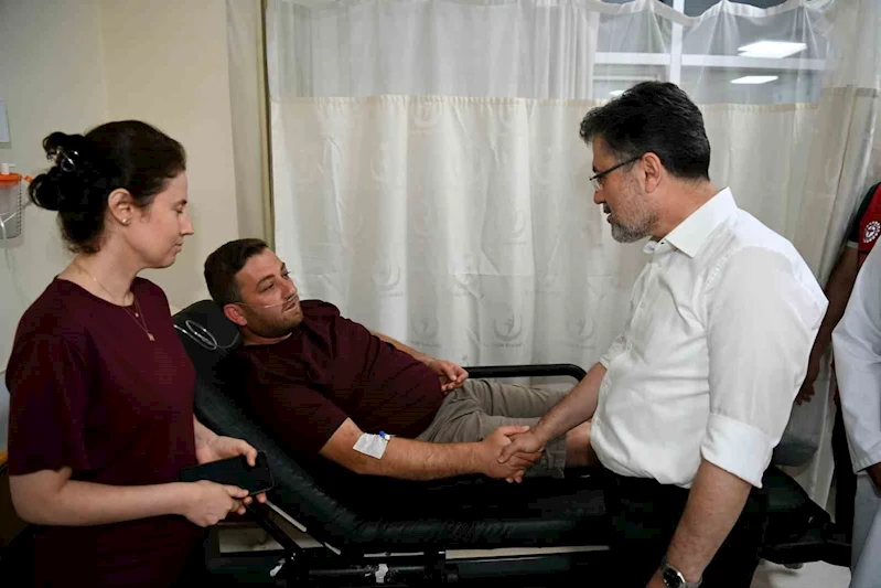 BAKAN YUMAKLI, DUMANDAN ETKİLENENLERİ HASTANEDE ZİYARET ETTİ