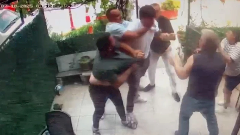 İŞ YERİNİ BASIP, ESNAFI YUMRUKLADI