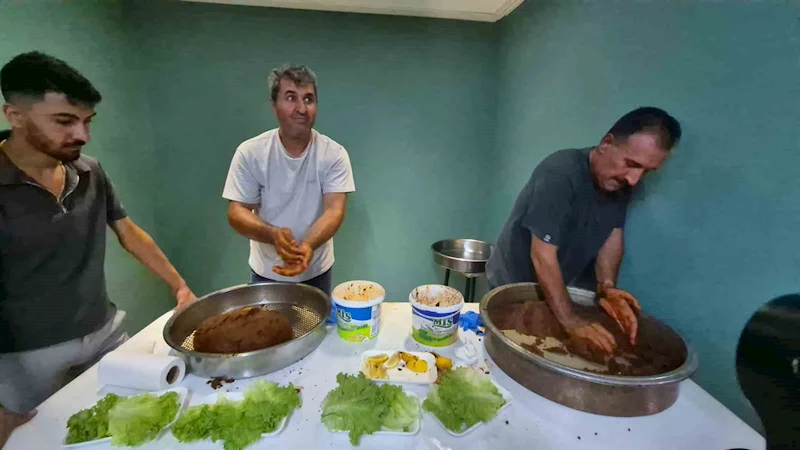  YARIM TON ÇİĞKÖFTE YOĞURUP, MEMLEKET HAVASI YAŞIYORLAR