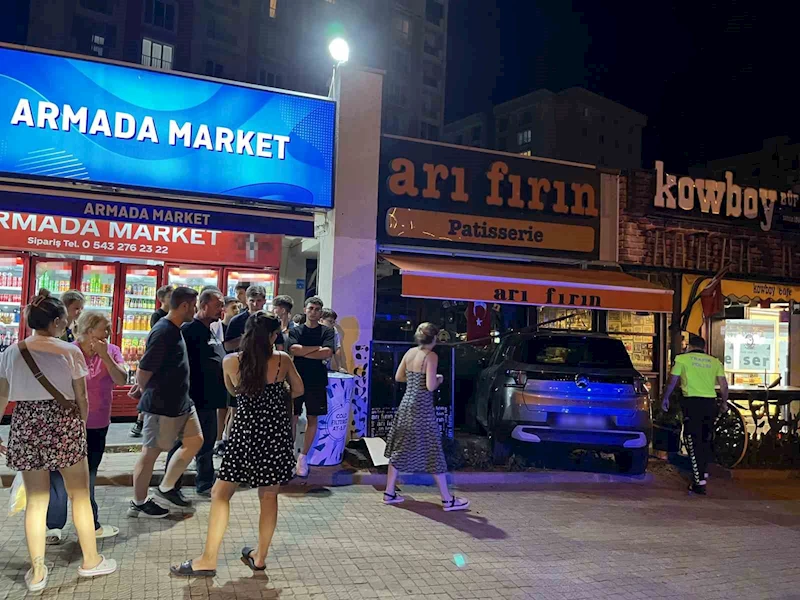 GAZLA FRENİ KARIŞTIRAN SÜRÜCÜ ARACIYLA PASTANEYE DALDI