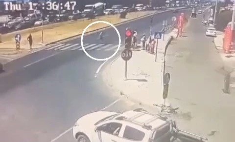 OTOMOBİLİN ÇARPTIĞI KİŞİ METRELERCE SAVURULDU: O ANLAR KAMERADA