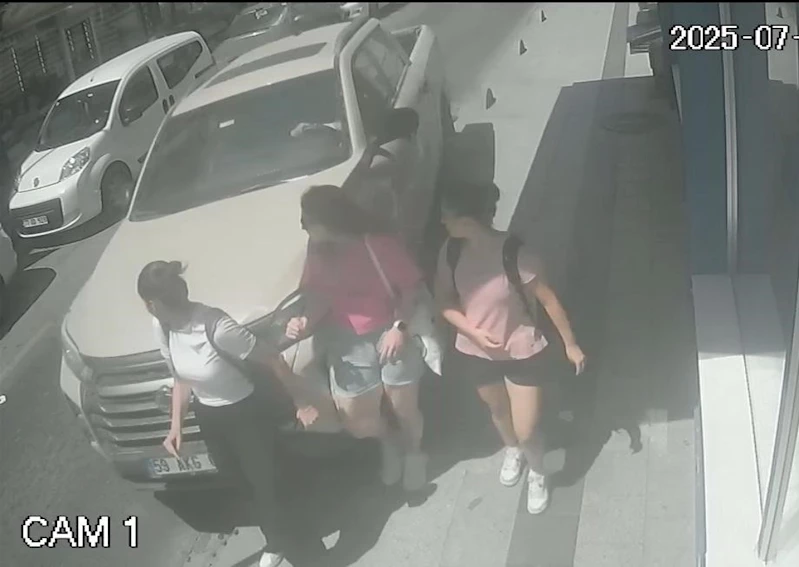 ALKOLLÜ SÜRÜCÜ KALDIRIMDA YÜRÜYEN YAYALARA ÇARPTI: 2 YARALI