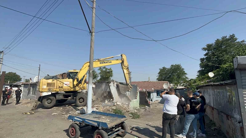 ÇORLU’DA METRUK BİNALAR YIKILDI