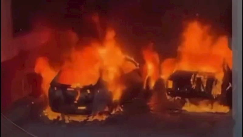 EDİRNE’DE 2 OTOMOBİL KUNDAKLANDI