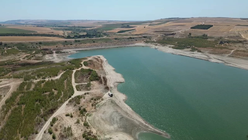 TEKİRDAĞ’DA KURUYAN TÜRKMENLİ GÖLET’İNDE AĞAÇLAR ORTAYA ÇIKTI