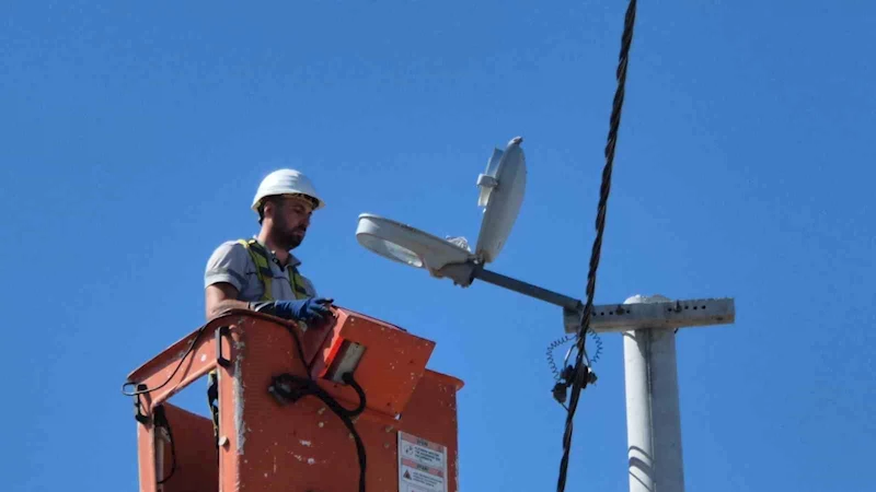 KAVURUCU SICAKLARDA ELEKTRİK DİREKLERİNDE ENERJİ NÖBETİ