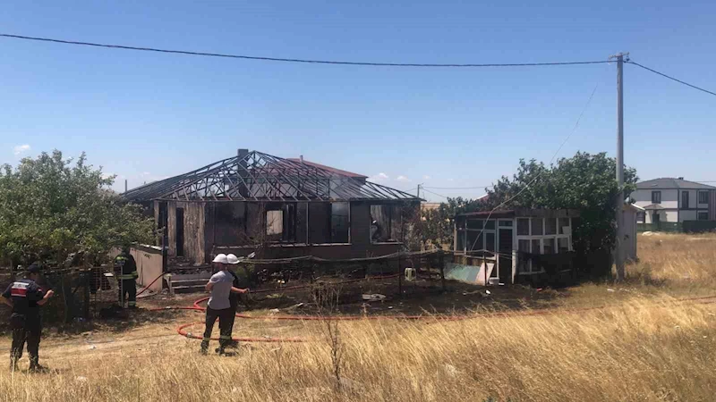 TEKİRDAĞ’DA ÇIKAN YANGINDA MÜSTAKİL EV KÜLE DÖNDÜ