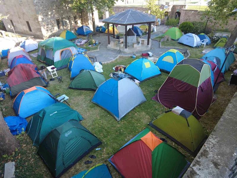 KIRKPINAR SEVDALILARI OTELLERDE YER BULAMAYINCA PARKLARA ÇADIR KURDU