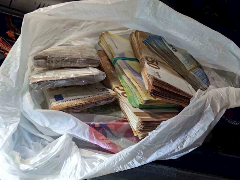 KOLTUK VE GÖSTERGE PANELİNE GİZLEDİĞİ 55 BİN EURO İLE YAKALANDI