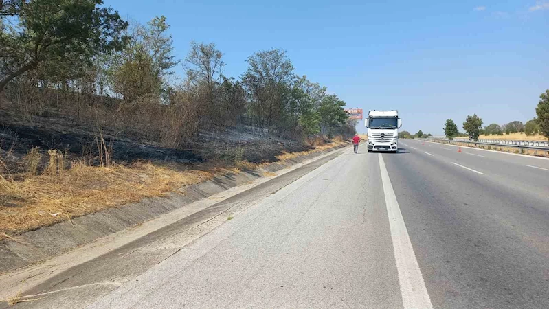 OTOBANDA FIRLAYAN TIR LASTİĞİ YANGIN ÇIKARDI