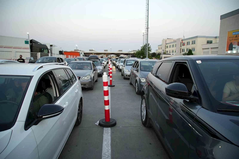 GURBETÇİLER AKIN AKIN AVRUPA’YA DÖNÜYOR