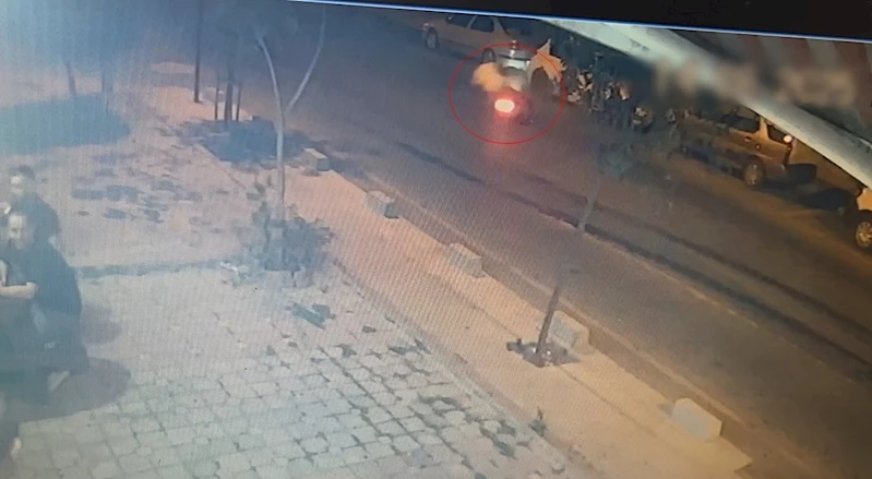 KAYGAN ZEMİNE KAPILAN MOTOSİKLETİN DEVRİLDİĞİ ANLAR KAMERADA