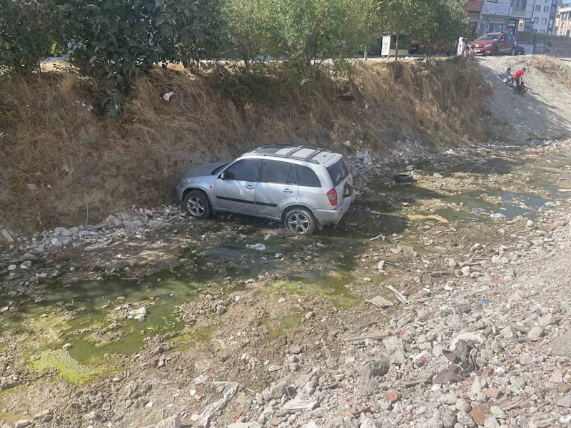 ÇOCUKLARIN EL FRENİNİ İNDİRDİĞİ OTOMOBİL DEREYE UÇTU