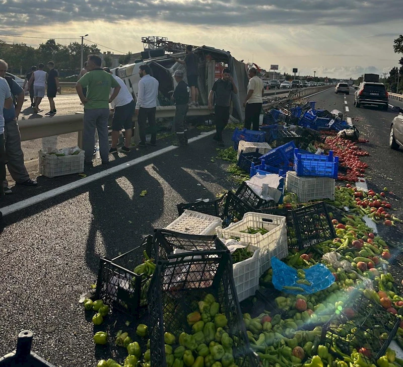 KAMYON BARİYERLERE SAPLANDI: SÜRÜCÜ ÖLDÜ, KASADAKİ SEBZELER YOLA SAÇILDI