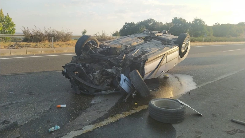 REFÜJE ÇARPAN ARAÇ TAKLA ATTI: 1 YARALI