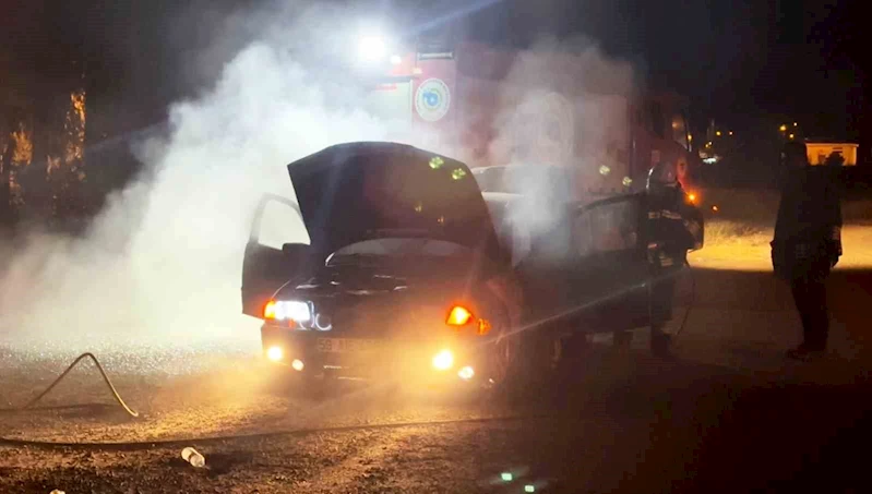  TEKİRDAĞ’DA PARK HALİNDEKİ OTOMOBİL YANDI