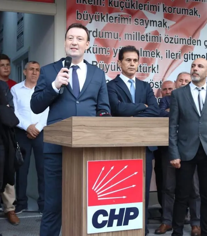 CHP’Lİ ÖZGÜR SÖNMEZ’DEN YAĞMUR ALTINDA GÖVDE GÖSTERİSİ