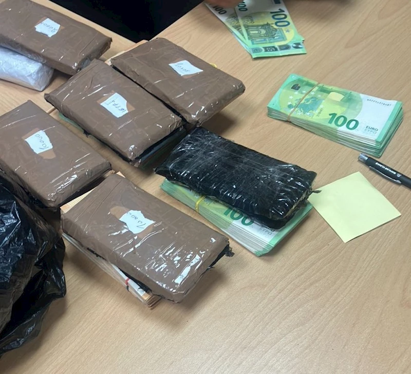 SINIR KAPISINDA 166 BİN EURO DEĞERİNDE KAÇAK ALTIN VE DÖVİZ YAKALANDI