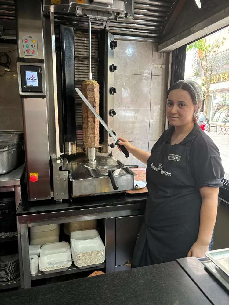 ÇERKEZKÖY’ÜN KADIN DÖNER USTASI ZORLU SICAKTA MÜCADELE EDİYOR