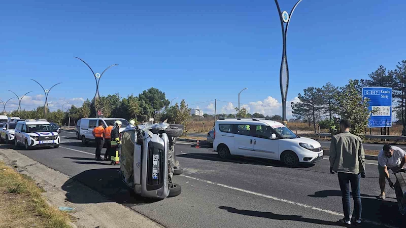 TRAFİKTE BEKLEYEN ARACA ÇARPAN OTOMOBİL YAN YATTI: 2 YARALI