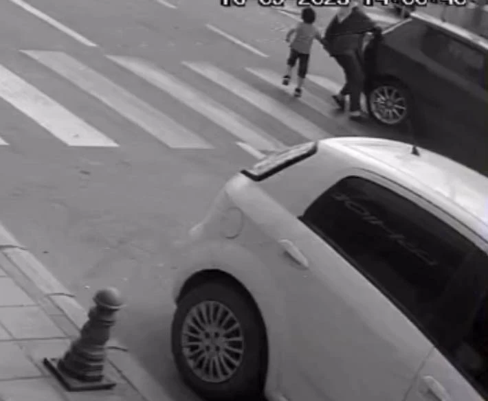 YAYA GEÇİDİNDE GÖRME ENGELLİ KADININ AYAĞININ ÜZERİNDEN OTOMOBİL GEÇTİ: O ANLAR KAMERADA