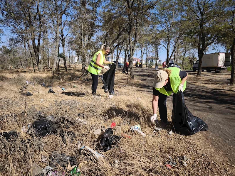 TEMİZLİK ETKİNLİĞİNDE 3 SAATTE 100 TORBA ATIK TOPLANDI