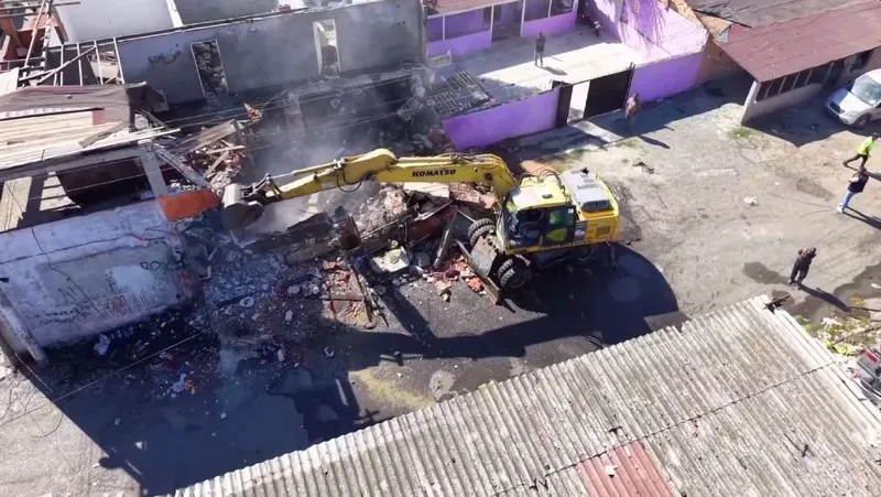 KORE MAHALLESİ’NDE BÜYÜK TEMİZLİK: ZULALAR TEK TEK YIKTIRILDI