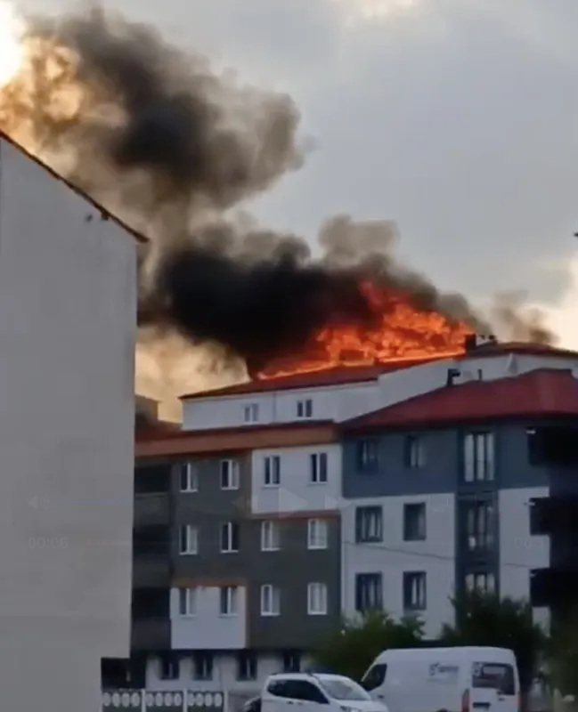 TEKİRDAĞ’DA ÇATI KATINDA YANGIN