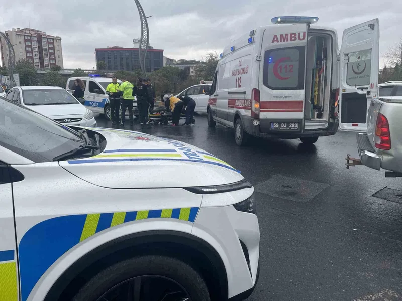 ISLAK ZEMİNDE KAYAN MOTOSİKLETTEN DÜŞEN SÜRÜCÜ YARALANDI