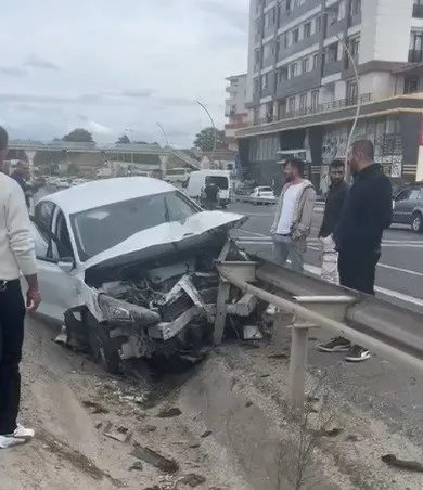 OTOMOBİL BARİYERLERE SAPLANDI, FACİANIN EŞİĞİNDEN DÖNÜLDÜ