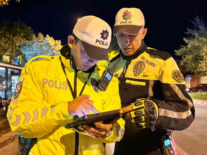 EDİRNE’DE YÜKSEK SESLE MÜZİK AÇAN SÜRÜCÜLERE CEZA