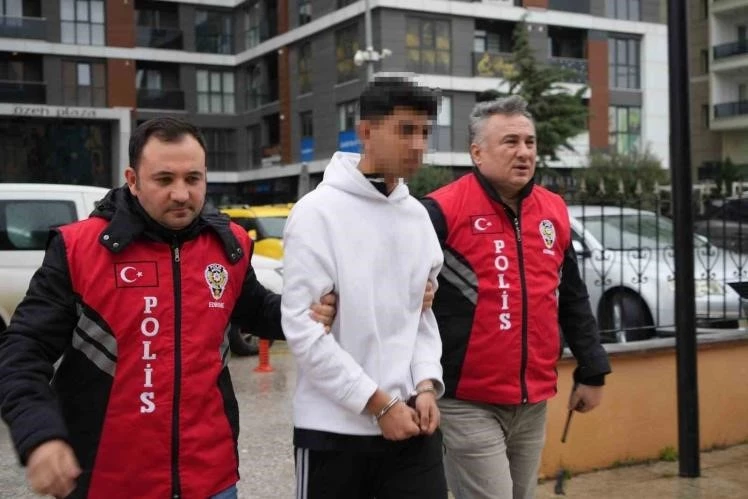 30 BIÇAK DARBESİYLE 16 YAŞINDAKİ SEVGİLİSİNİ ÖLDÜRMÜŞTÜ: İFADESİNDE MAHKEME SALONU BUZ KESTİ