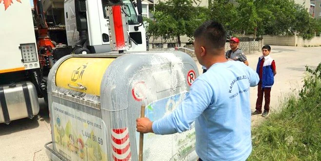 ÇÖP KONTEYNERLERİ DEZENFEKTE EDİLİYOR