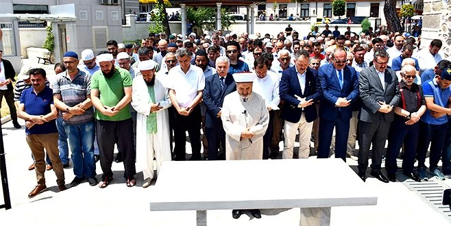 MURSİ İÇİN GIYABINDA CENAZE NAMAZI KILINDI