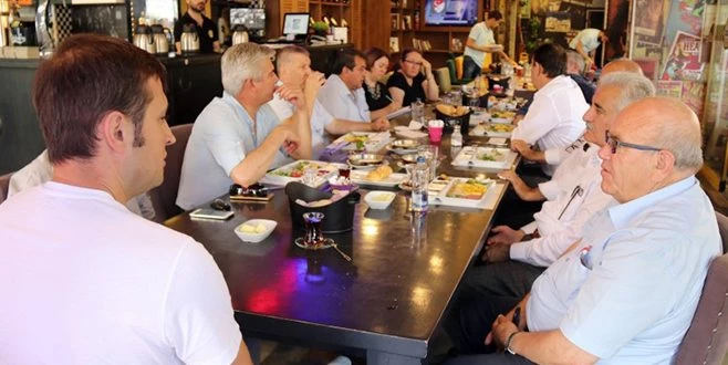 MUHTARLARLA BENZİN KAFE`DE BULUŞTU