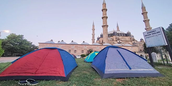 OTELLERDE YER BULAMAYAN GÜREŞ SEVDALILARI, MEYDANLARDA ÇADIRLARDA UYUDU