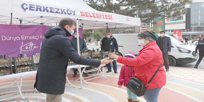 BAŞKAN AKAY KADINLARIN GÜNÜNÜ KUTLADI