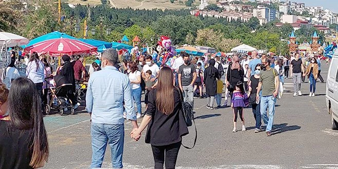 AKIN AKIN SAHİLE İNİYORLAR