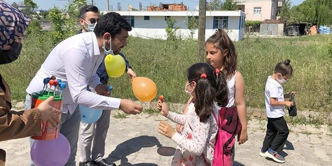 AK PARTİLİ GENÇLERDEN ÇERKEZKÖYLÜ ÇOCUKLARA BAYRAM HEDİYESİ