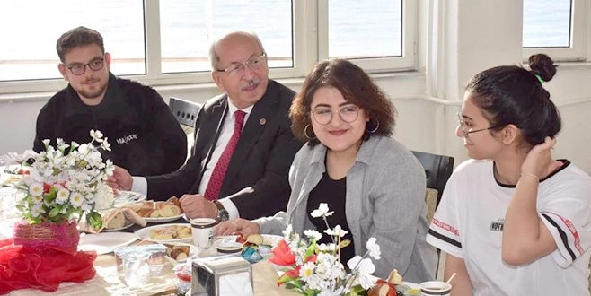 BAŞKAN  ALBAYRAK ÖĞRENCİLERLE KAHVALTIDA BİR ARAYA GELDİ